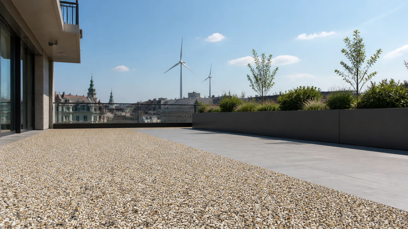 Moderne Terrasse mit Steinteppich und großformatigen Fliesen